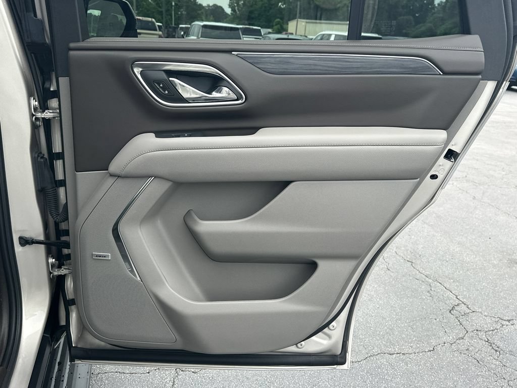 Used 2024 GMC Yukon SLT w/ SLT Luxury Package RWD image 17