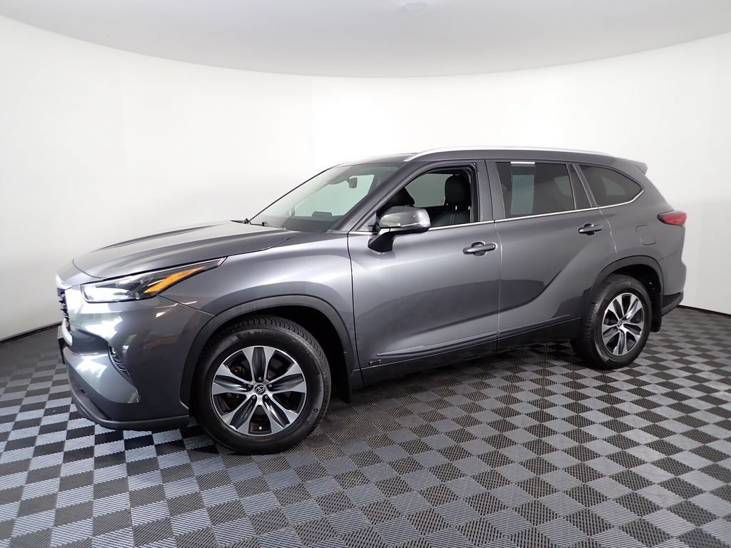 Used 2023 Toyota Highlander XLE AWD/4WD image 12