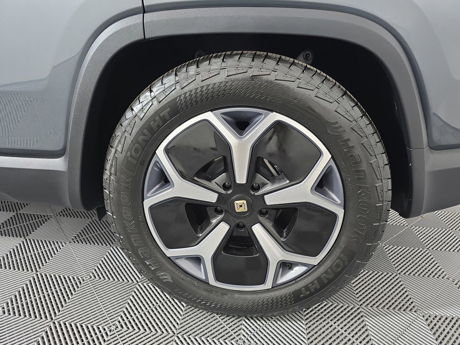 Used 2024 Rivian R1S Adventure AWD/4WD image 10