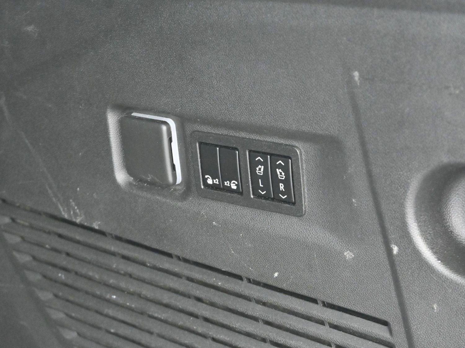 Used 2022 Chevrolet Suburban High Country image 11