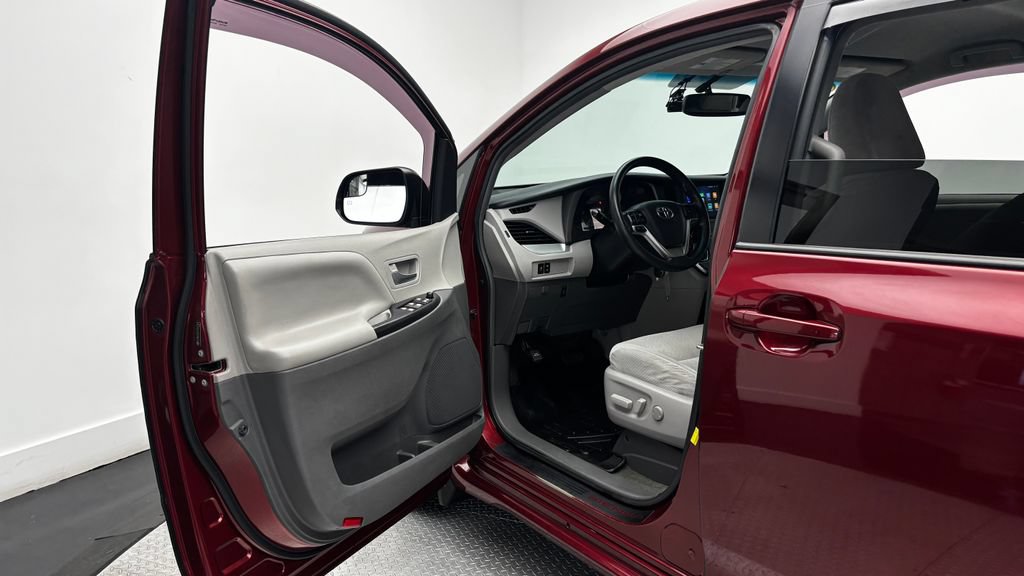 Used 2015 Toyota Sienna LE FWD image 12