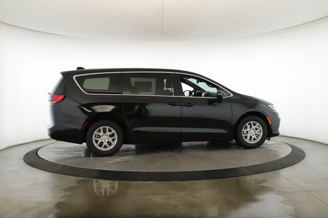 New 2026 Chrysler Pacifica Select image 6