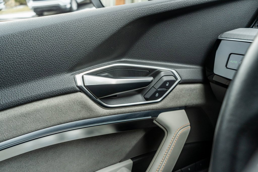 Used 2024 Audi Q8 e-tron Prestige image 18