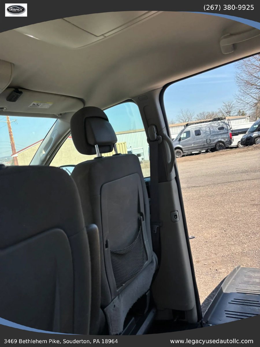 Used 2010 Chrysler Town & Country Touring FWD image 36