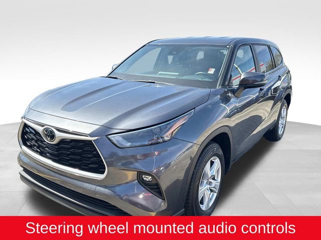 Used 2024 Toyota Highlander LE image 3