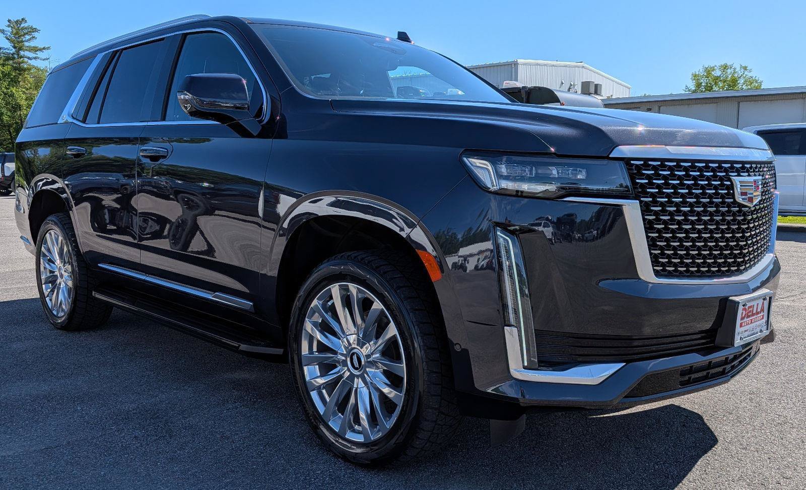 Used 2023 Cadillac Escalade Premium Luxury AWD/4WD image 4