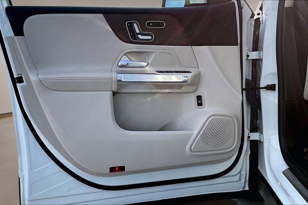 Used 2023 Mercedes-Benz GLB 250 w/ Premium Package image 18