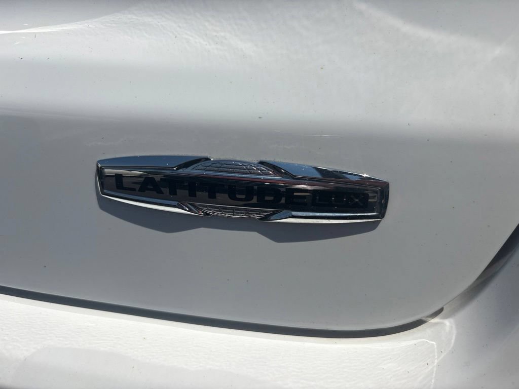 Used 2023 Jeep Compass Latitude w/ Sun and Sound Group AWD/4WD image 17