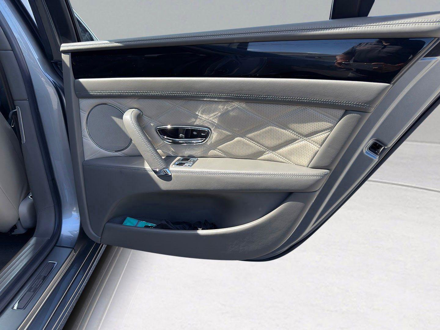 Used 2016 Bentley Flying Spur W12 image 24