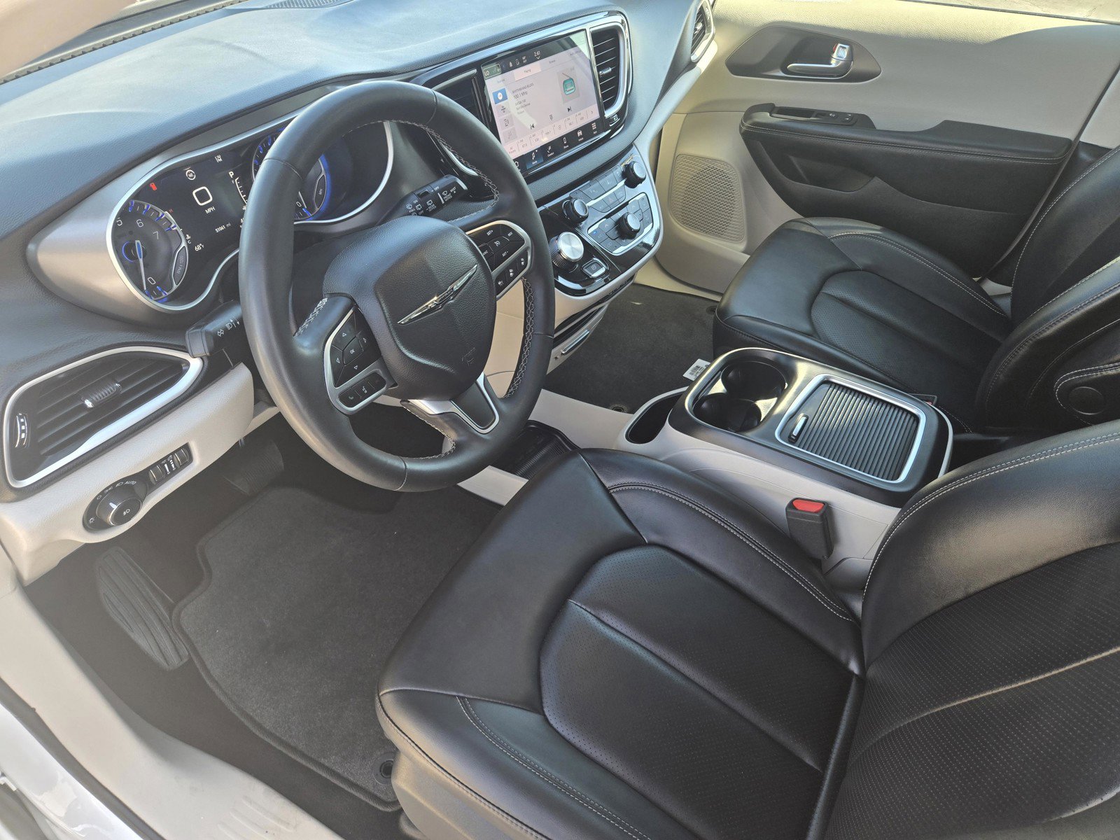 Used 2024 Chrysler Pacifica Touring-L image 11