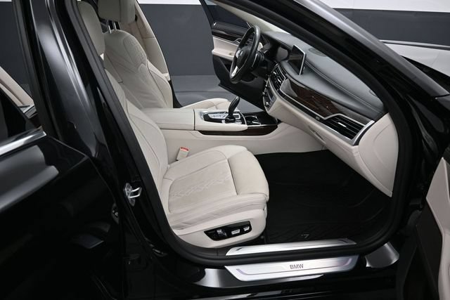 Used 2022 BMW 750i xDrive w/ Luxury Rear Seating Package AWD/4WD image 45