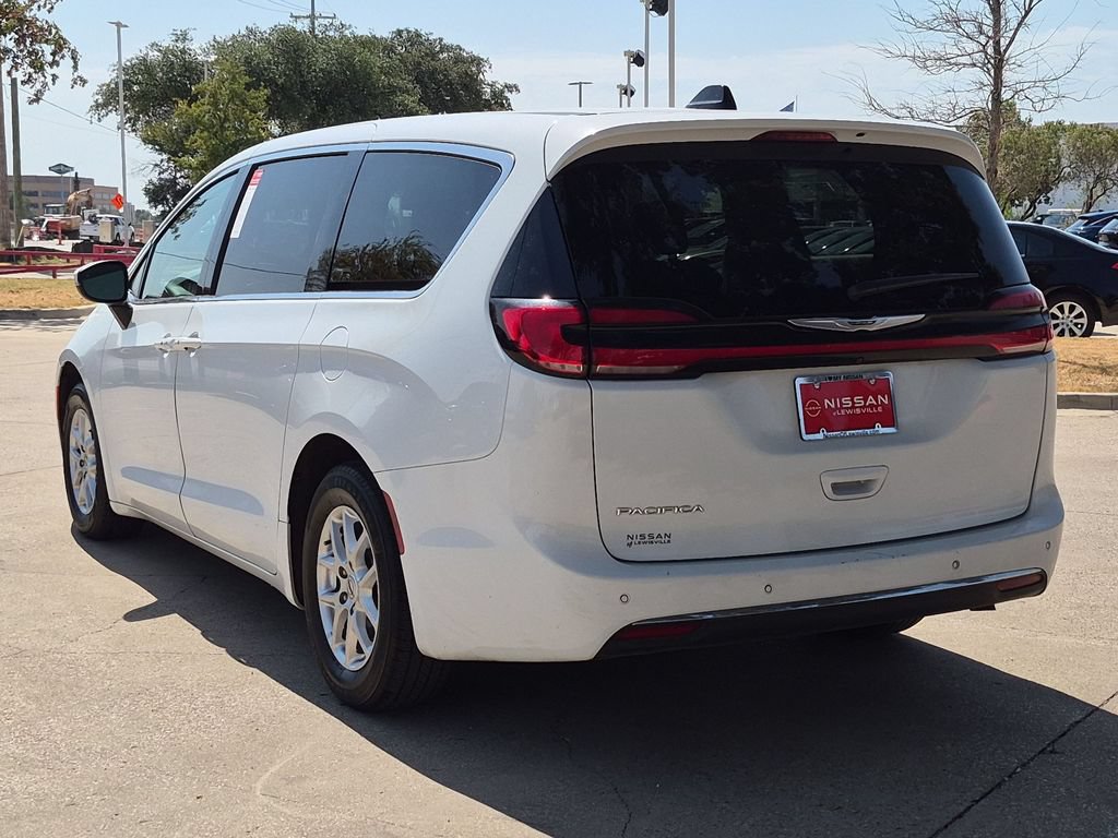 Used 2023 Chrysler Pacifica Touring-L FWD image 5