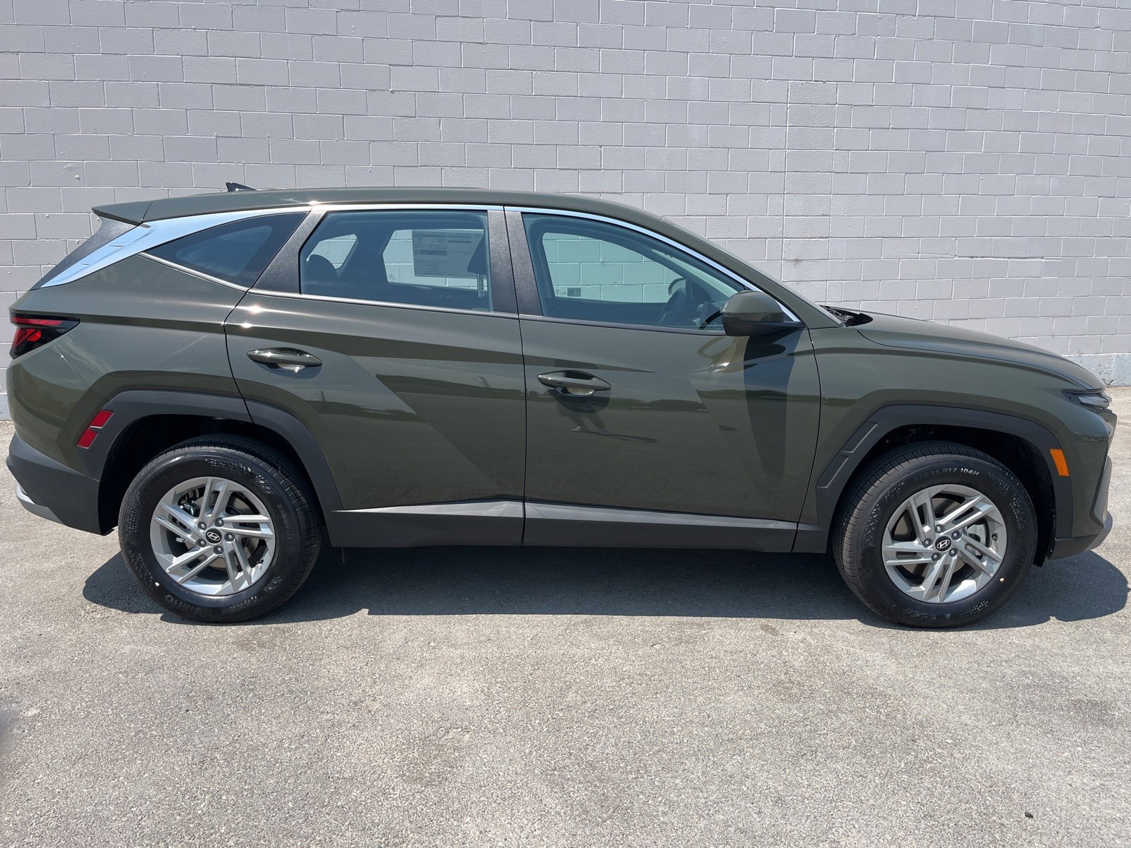 New 2025 Hyundai Tucson SE image 2