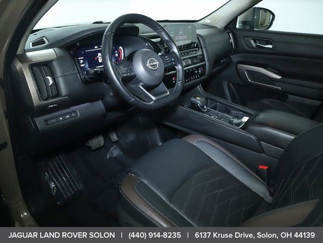 Used 2024 Nissan Pathfinder Platinum image 16