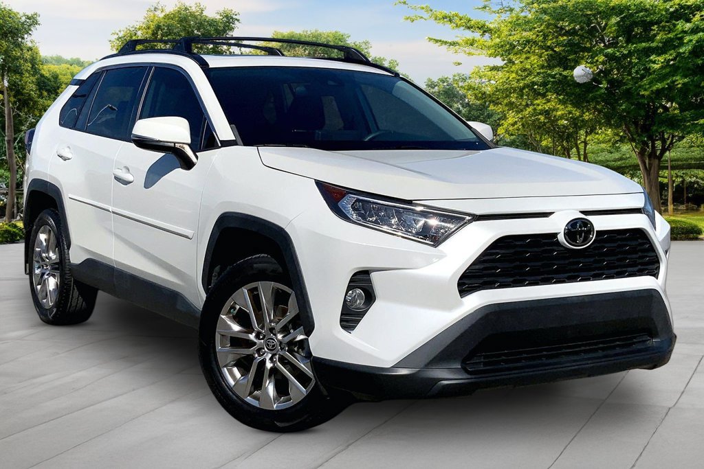 Used 2021 Toyota RAV4 XLE Premium FWD image 3