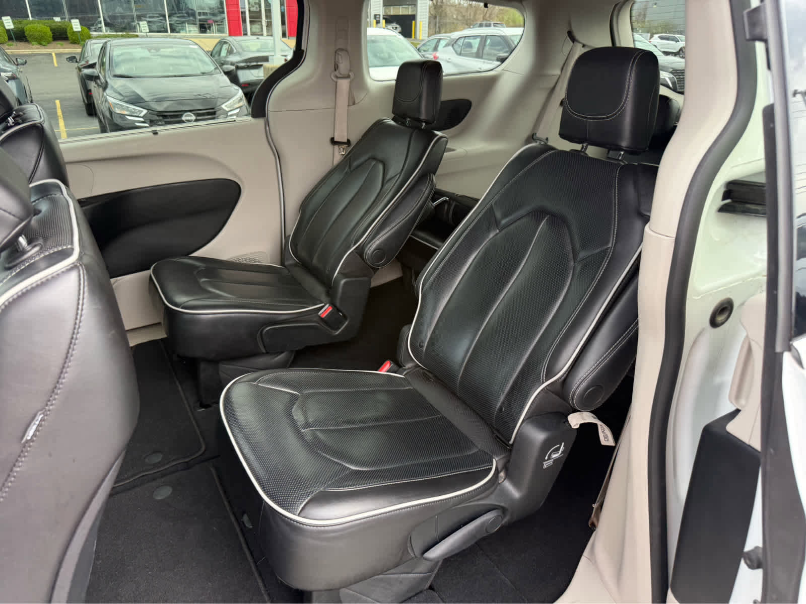 Used 2023 Chrysler Pacifica Limited FWD image 16