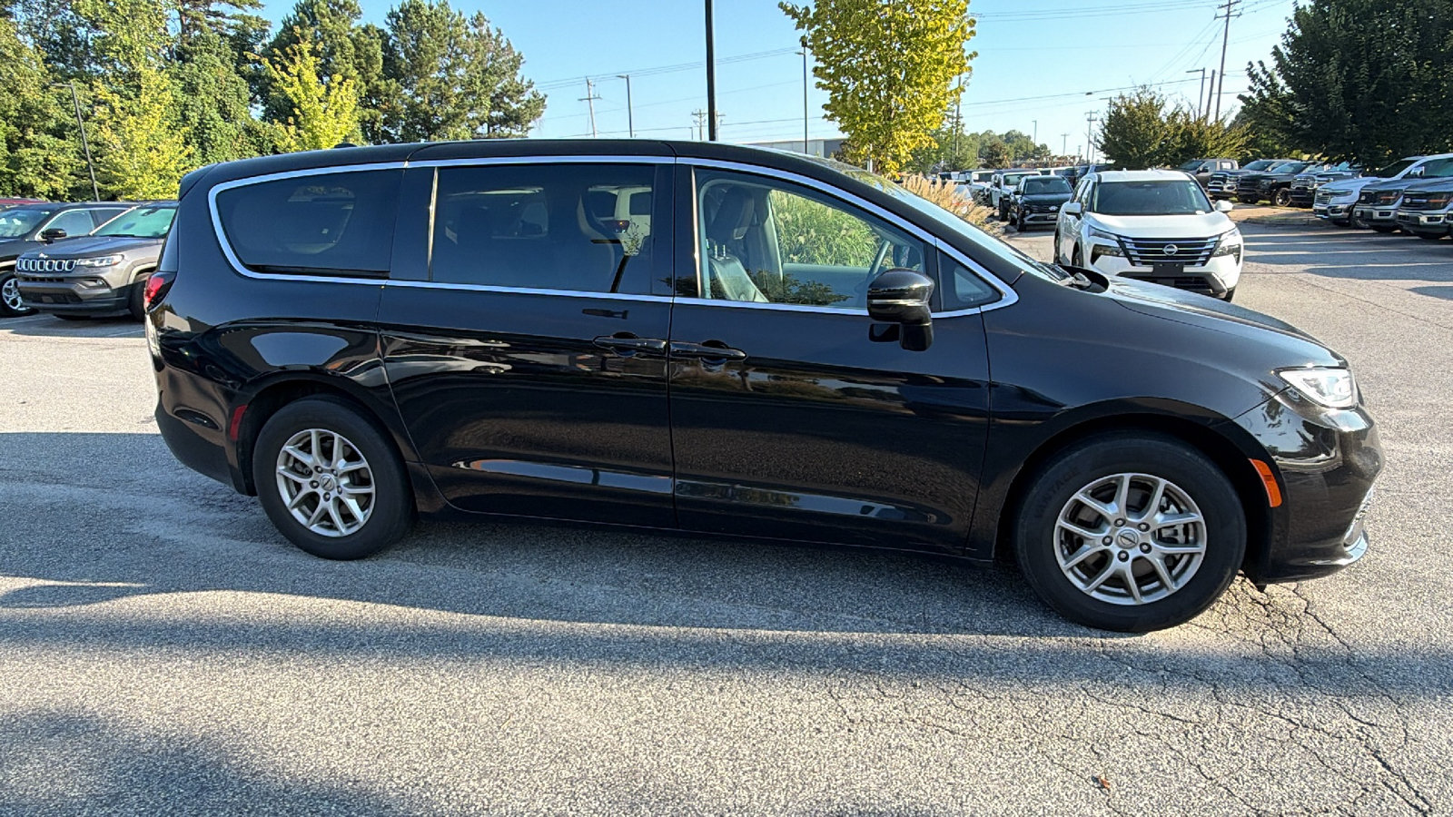 Used 2024 Chrysler Pacifica Touring-L FWD image 7