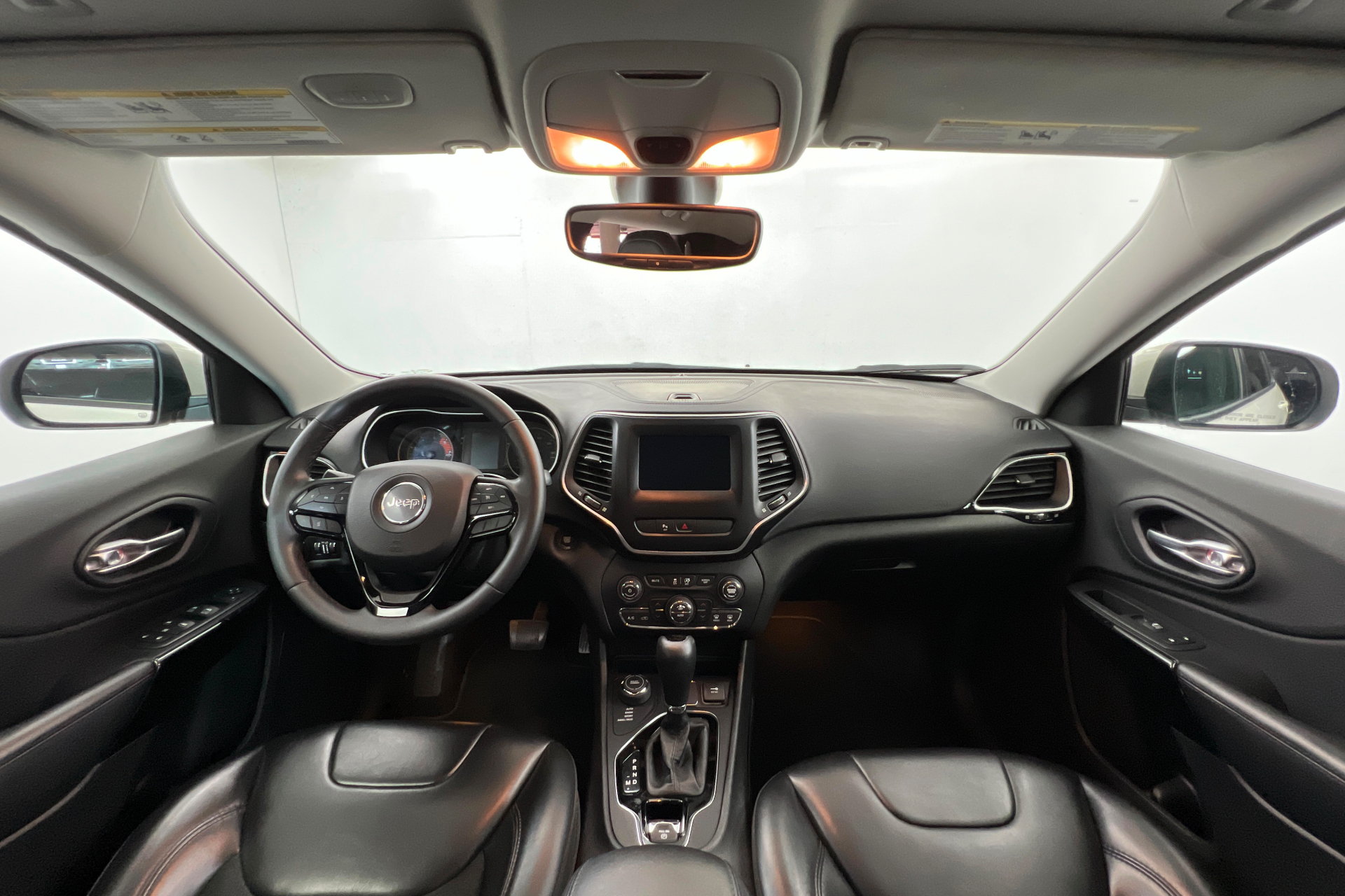 Used 2019 Jeep Cherokee Latitude Plus AWD/4WD image 9