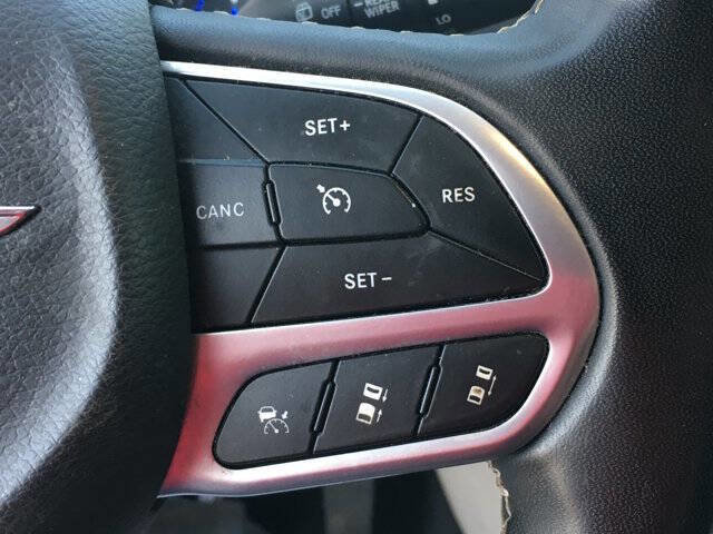 Used 2023 Chrysler Pacifica Touring-L image 27