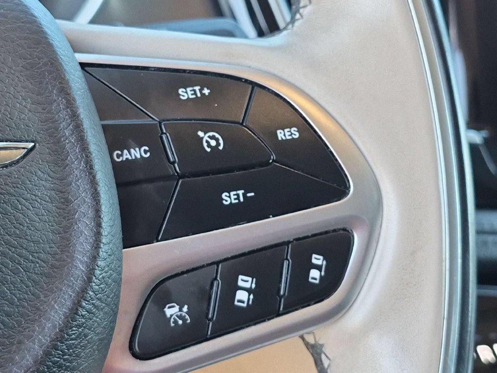 Used 2018 Chrysler Pacifica Limited w/ Advanced Safetytec Group FWD image 21