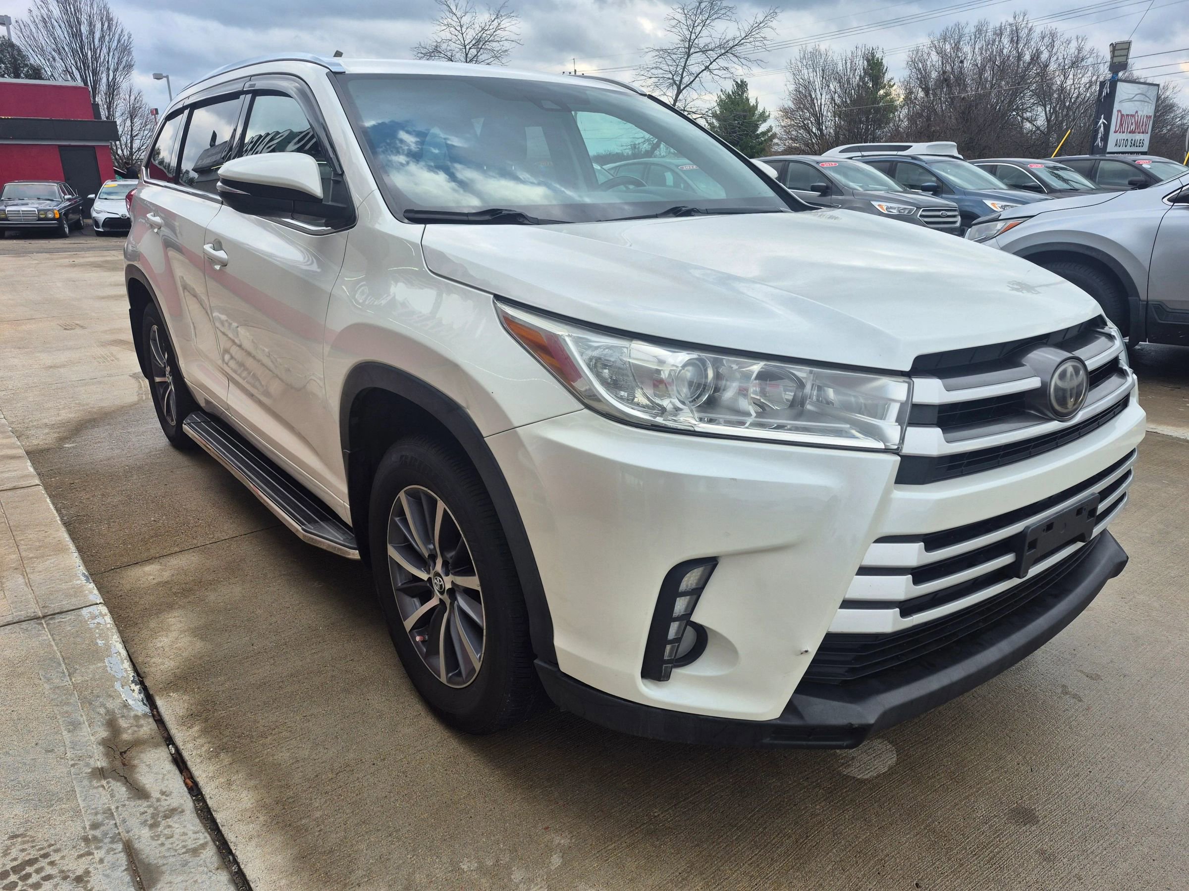 Used 2017 Toyota Highlander XLE image 3