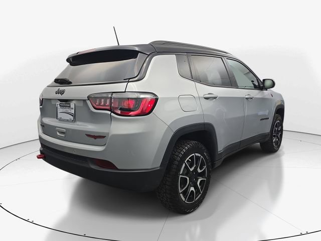 Used 2024 Jeep Compass Trailhawk AWD/4WD image 9
