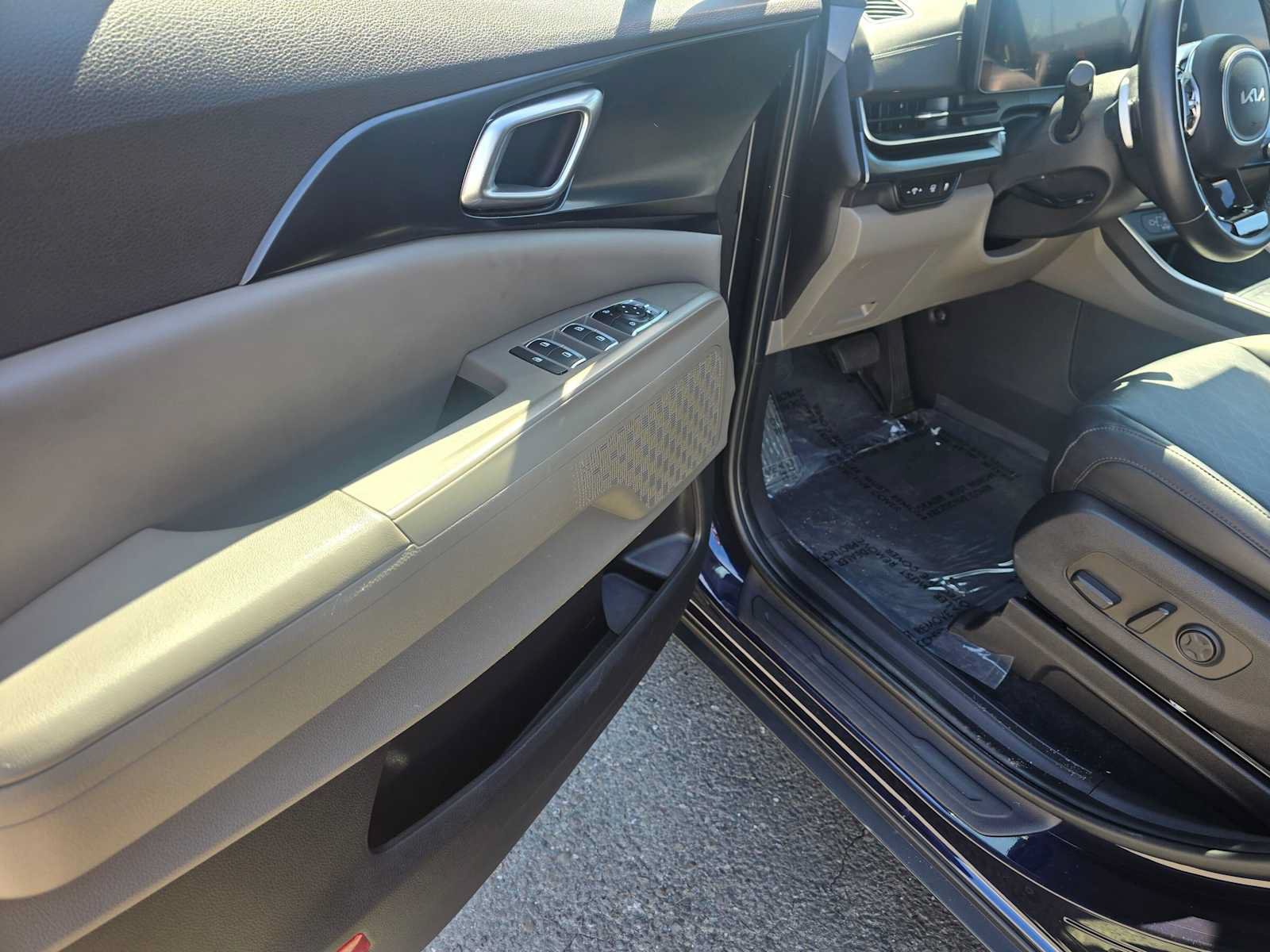 Used 2026 Kia Carnival LXS FWD image 21
