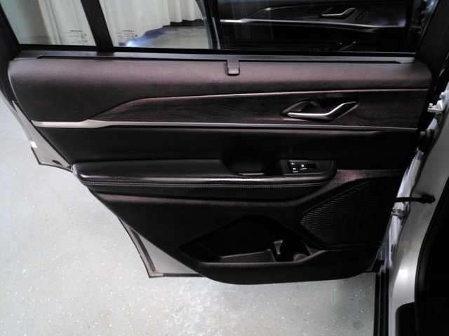 Used 2024 Jeep Grand Cherokee L Limited w/ Luxury Tech Group II image 20