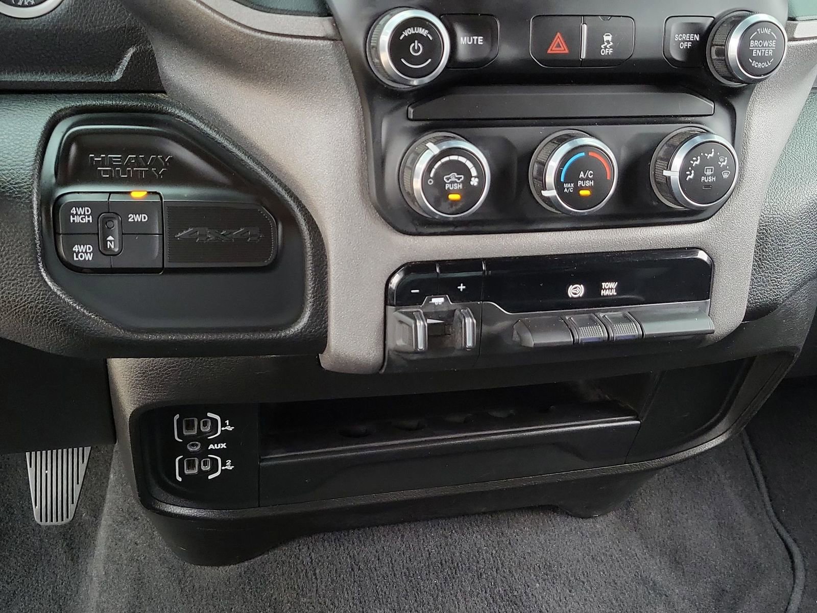 Used 2024 RAM 2500 Tradesman w/ Chrome Appearance Group image 32