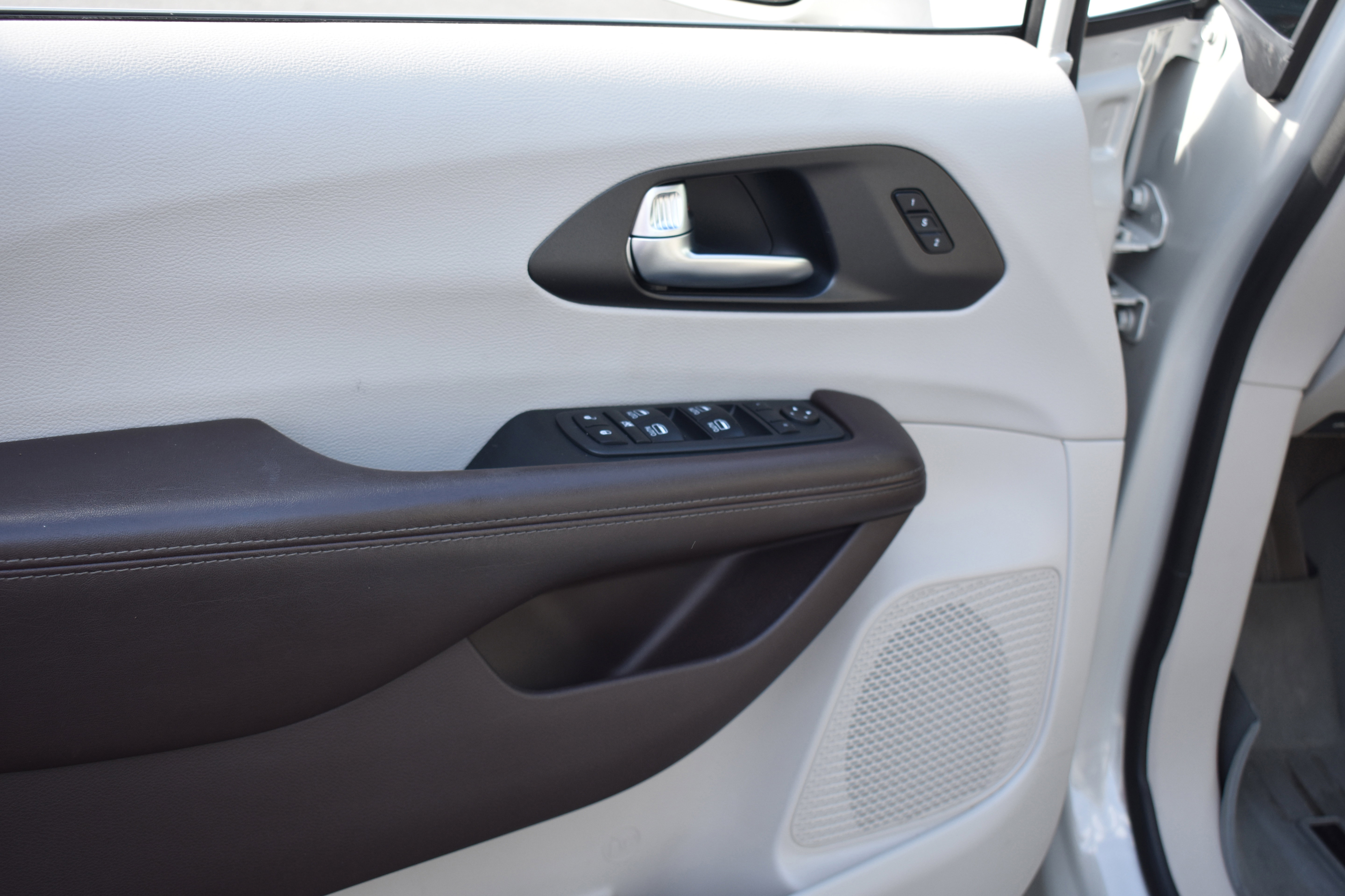 Used 2020 Chrysler Pacifica Touring-L Plus w/ Tire & Wheel Group image 27