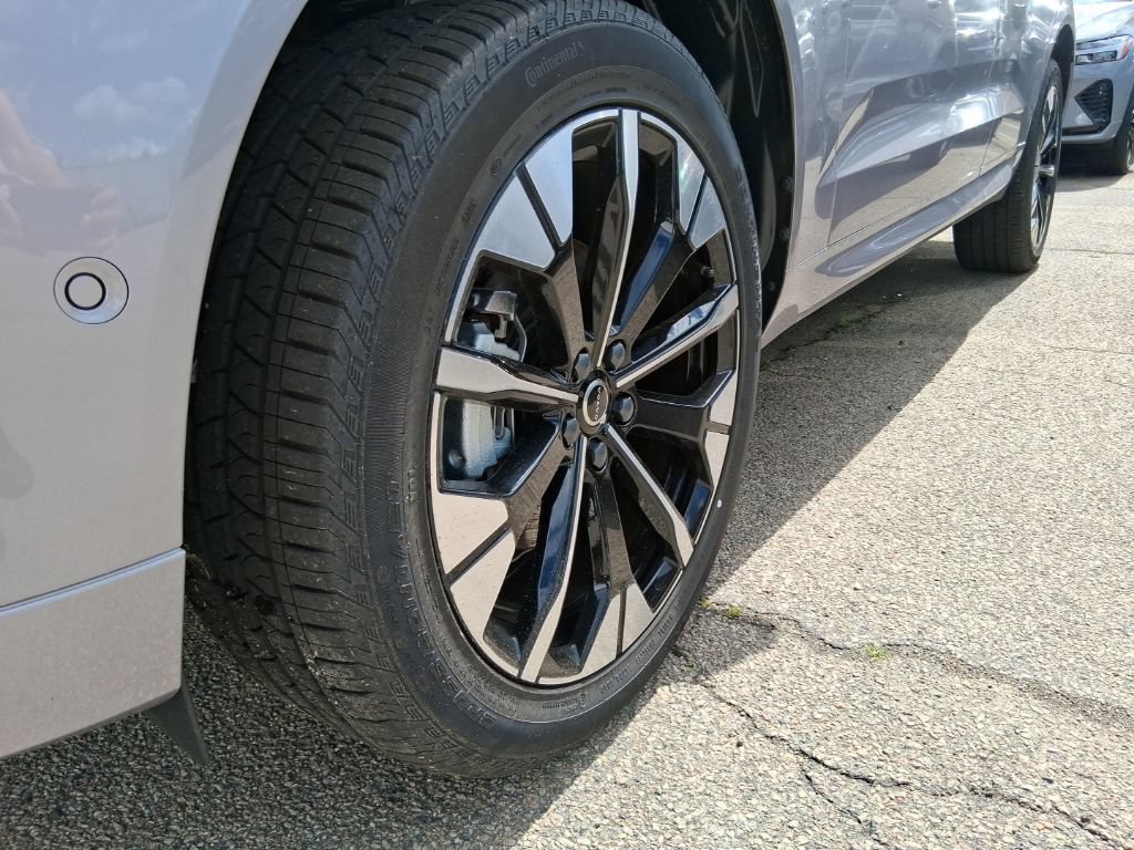 New 2026 Volvo XC60 B5 Plus w/ Climate Package AWD/4WD image 4