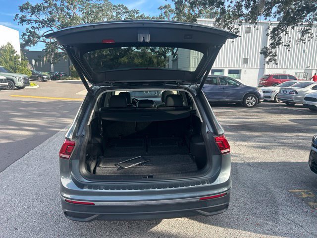 Used 2022 Volkswagen Tiguan SE w/ Panoramic Sunroof Package FWD image 8