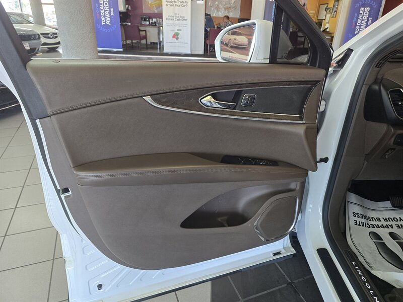 Used 2016 Lincoln MKX Reserve w/ Driver Assistance Package AWD/4WD image 8