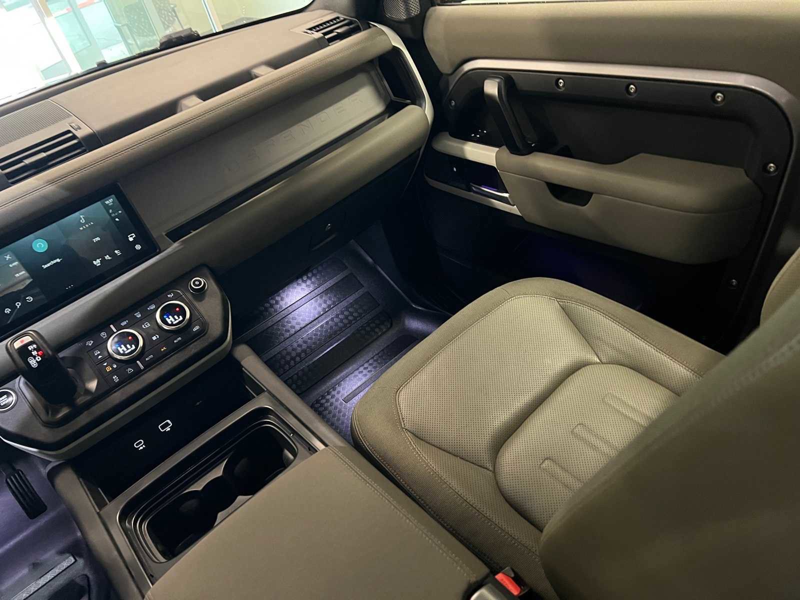 Used 2020 Land Rover Defender 110 SE image 11