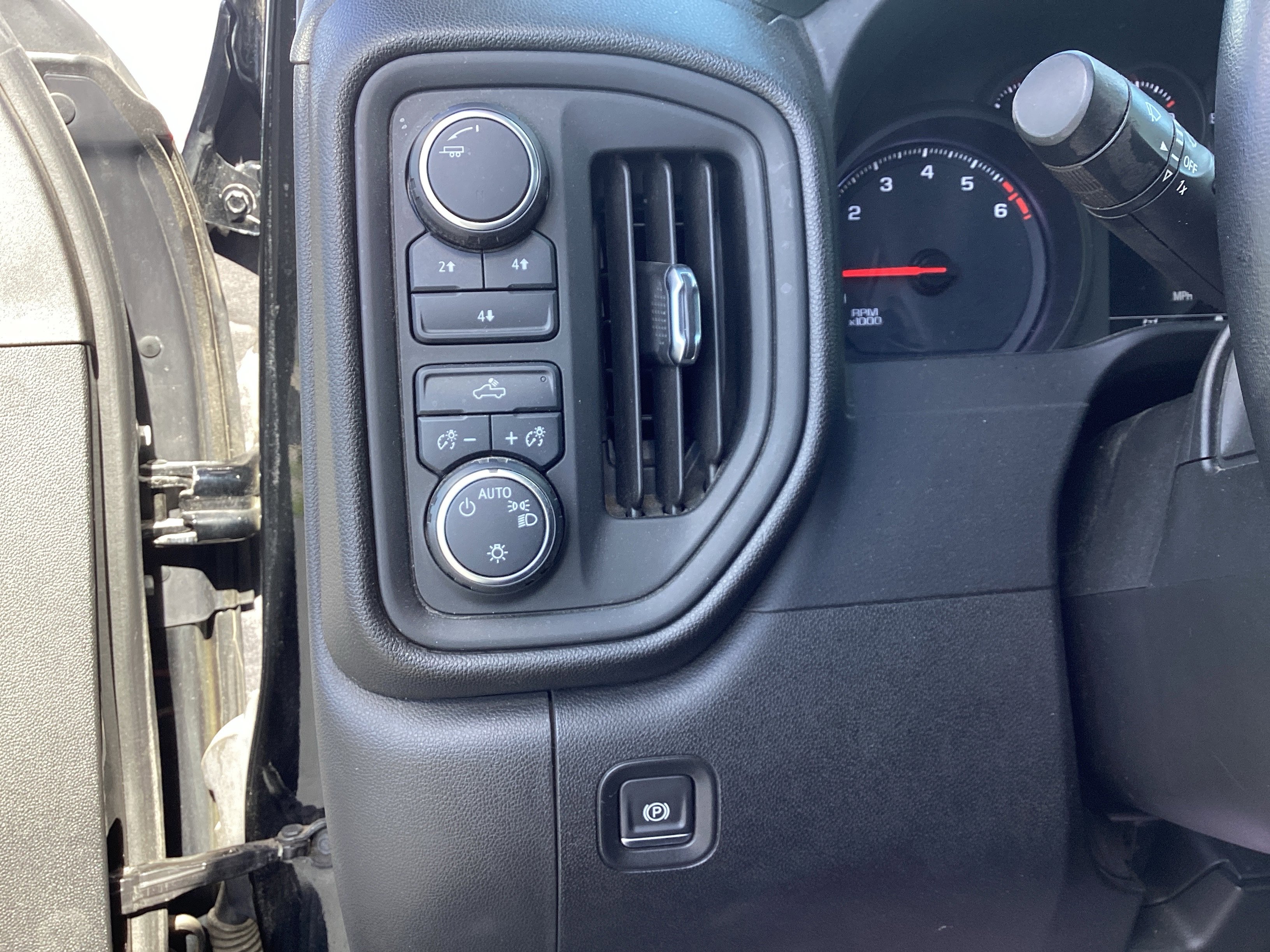 Used 2021 Chevrolet Silverado 2500 Custom w/ Custom Convenience Package image 18