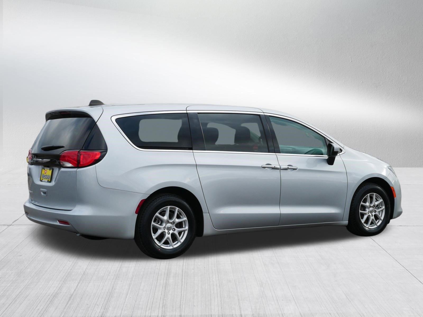 Used 2023 Chrysler Voyager LX image 7