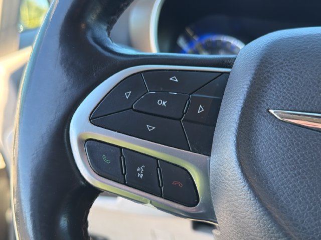 Used 2017 Chrysler Pacifica Touring-L FWD image 23