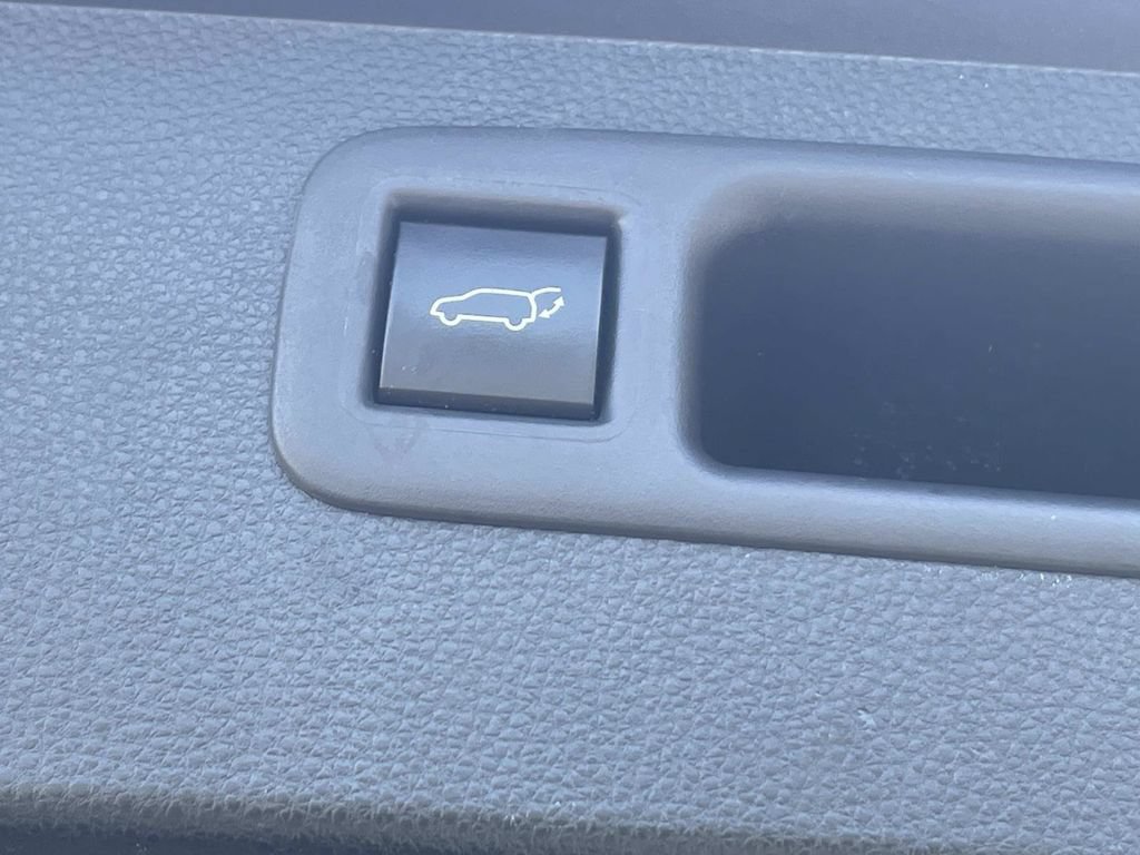 Used 2021 Toyota Highlander XLE FWD image 12