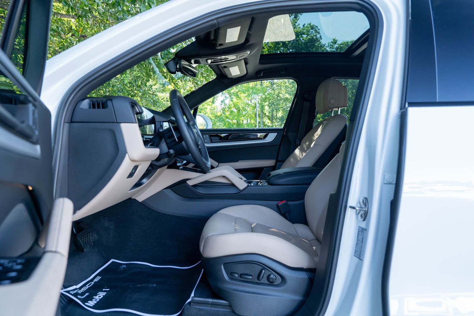 Certified 2025 Porsche Cayenne E-Hybrid w/ Premium Package Plus image 22