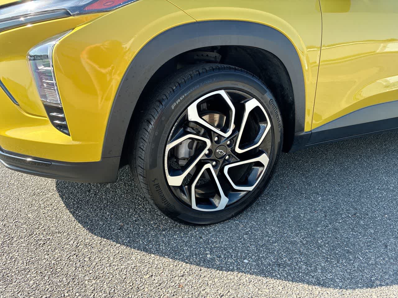Used 2024 Chevrolet Trax RS w/ Sunroof Package FWD image 32