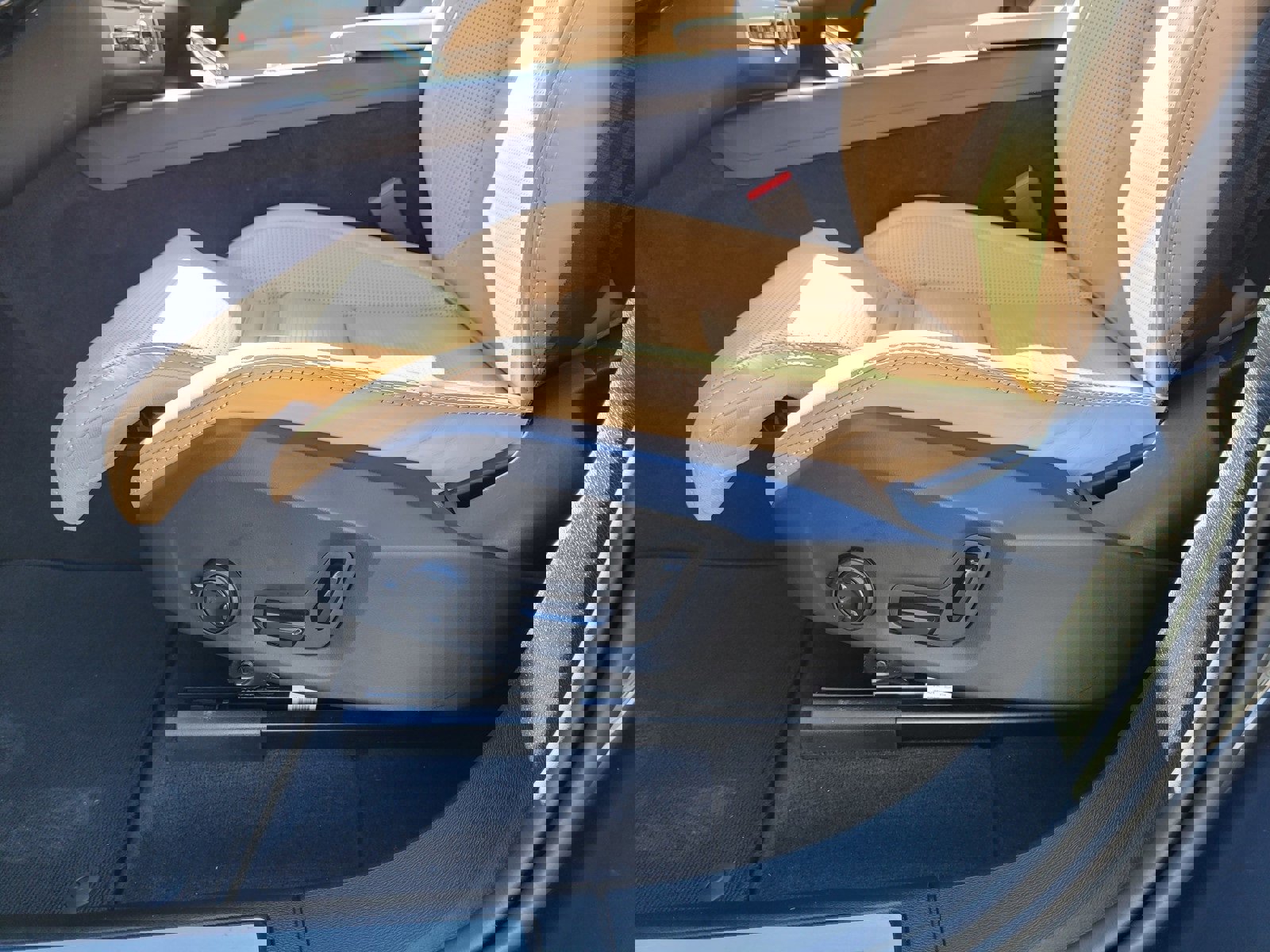 Certified 2024 Volvo XC60 T8 Ultimate w/ Protection Package Premier image 10