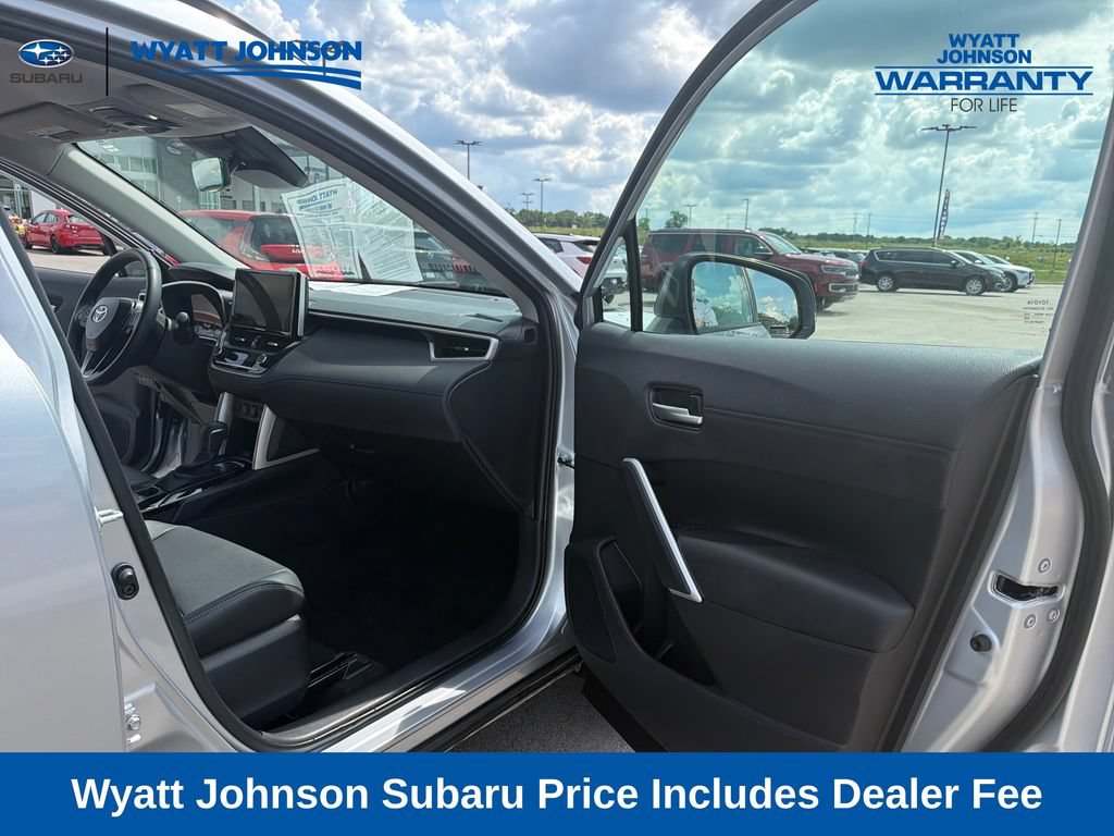 Used 2025 Toyota Corolla Cross XLE FWD image 27