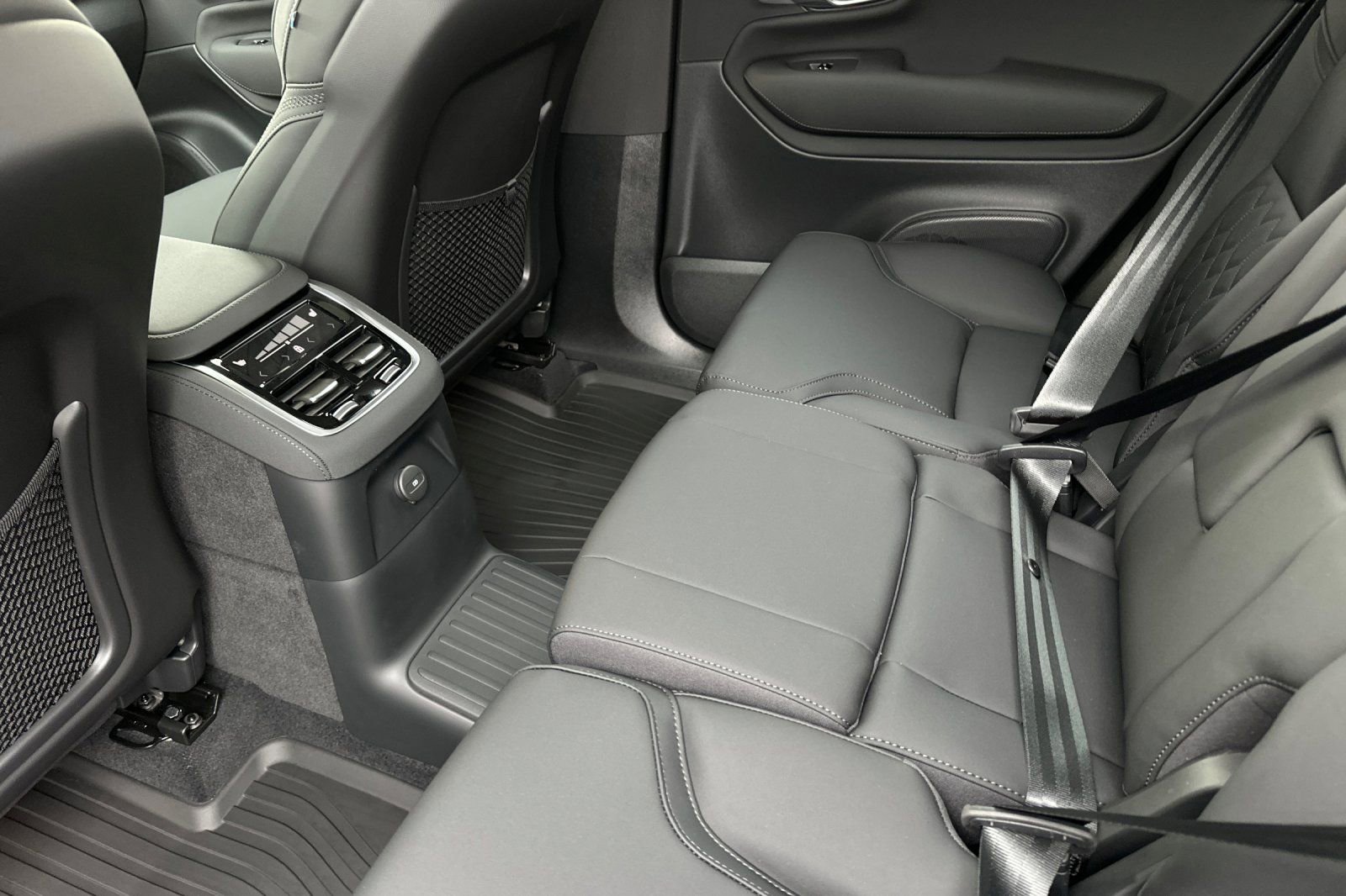 New 2025 Volvo XC90 T8 Plus w/ Protection Package Premier AWD/4WD image 12
