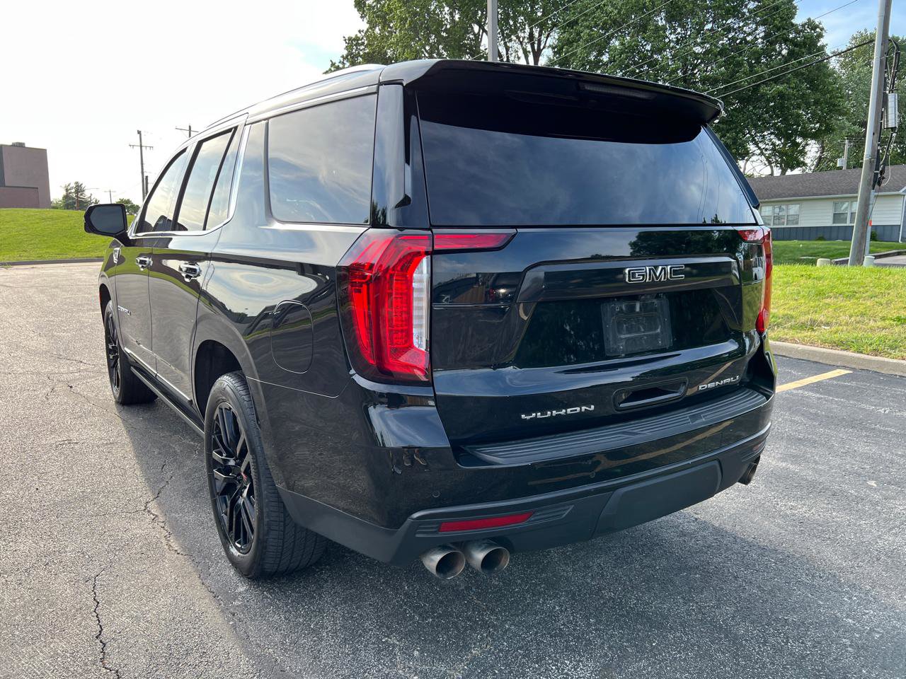 Used 2022 GMC Yukon Denali w/ Denali Premium Package AWD/4WD image 3