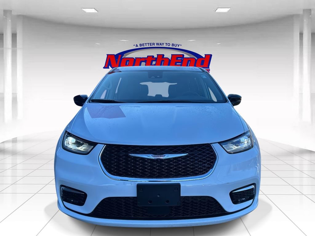 Used 2024 Chrysler Pacifica Touring-L image 8