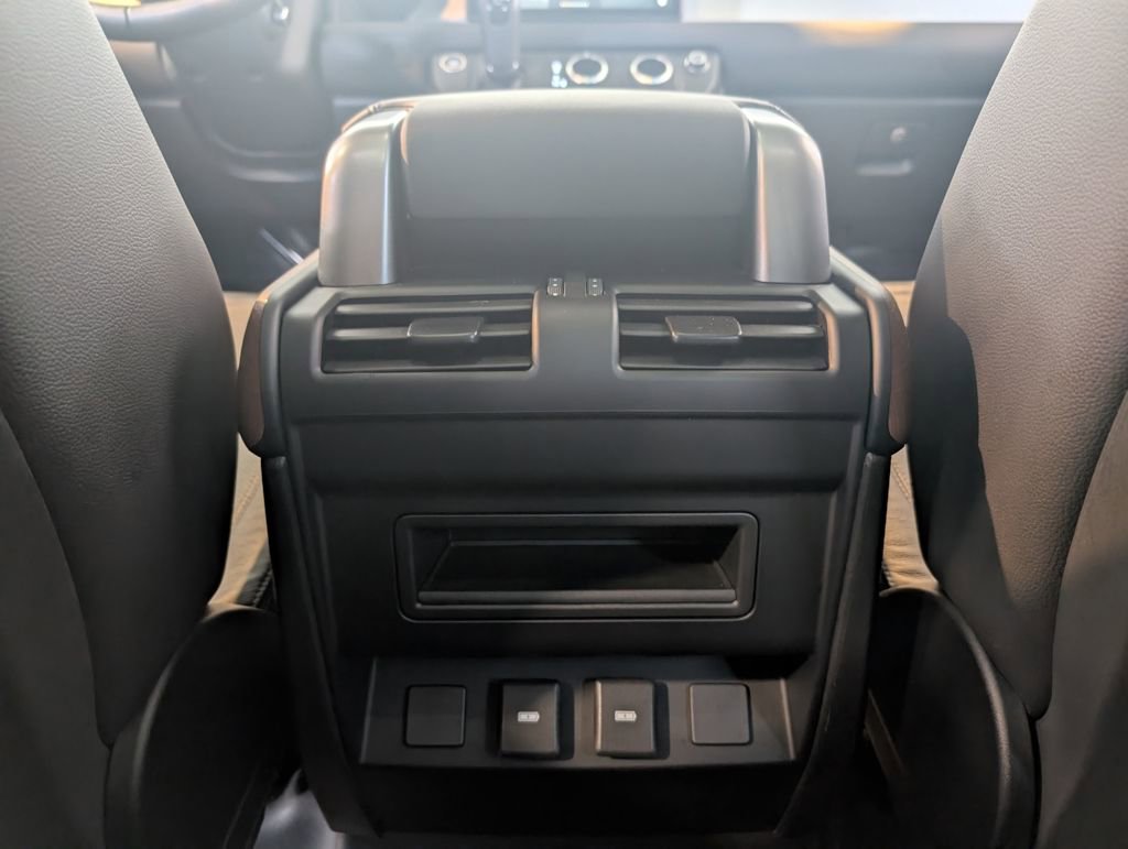 Used 2024 Land Rover Defender 110 SE image 27