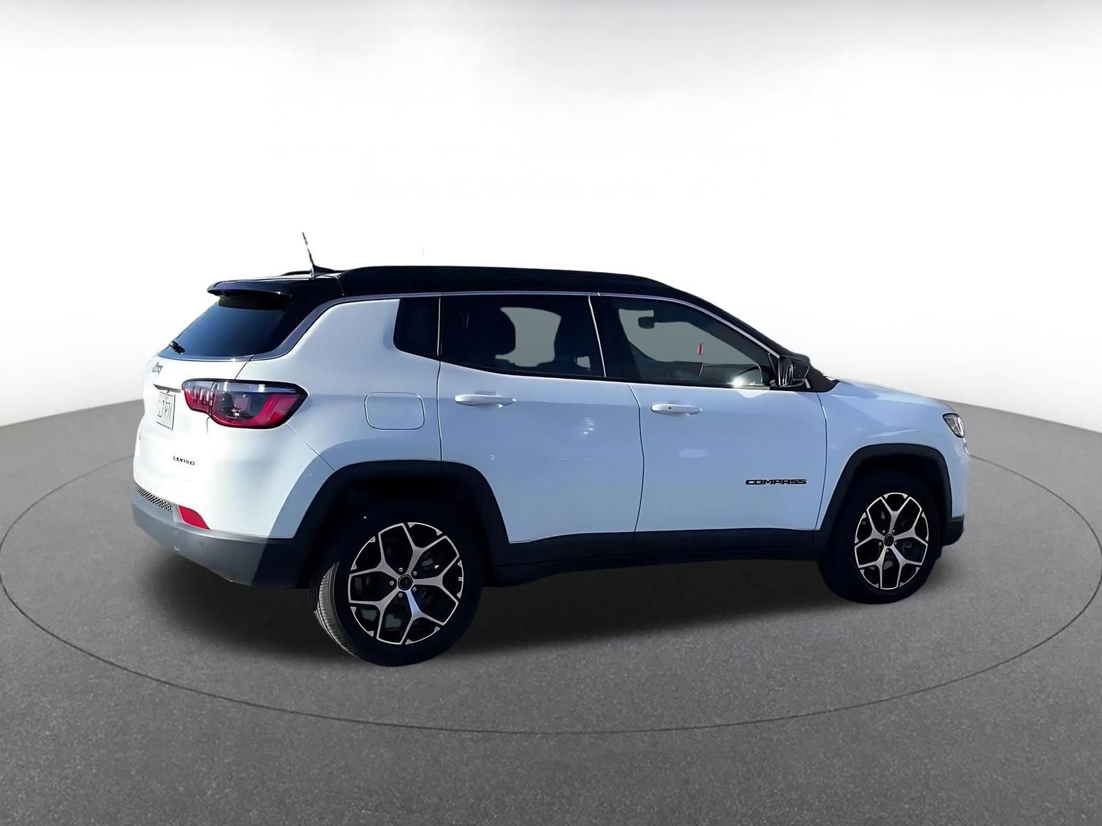 Used 2025 Jeep Compass Limited image 15