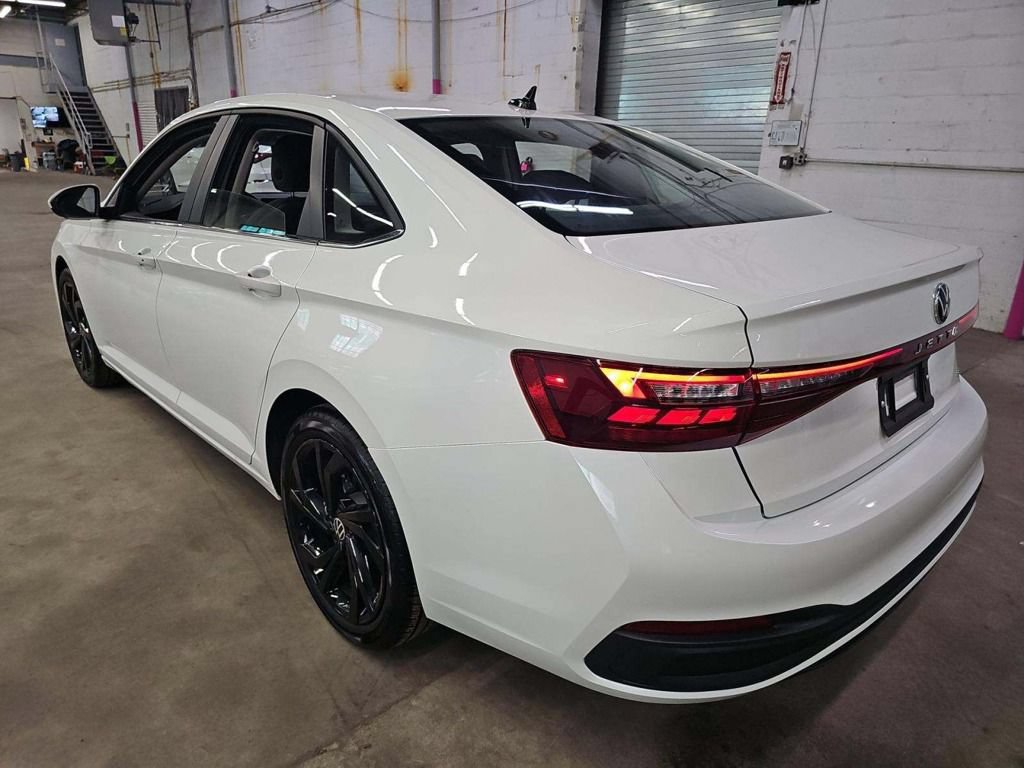 Used 2025 Volkswagen Jetta SE w/ Black Wheel Package FWD image 2