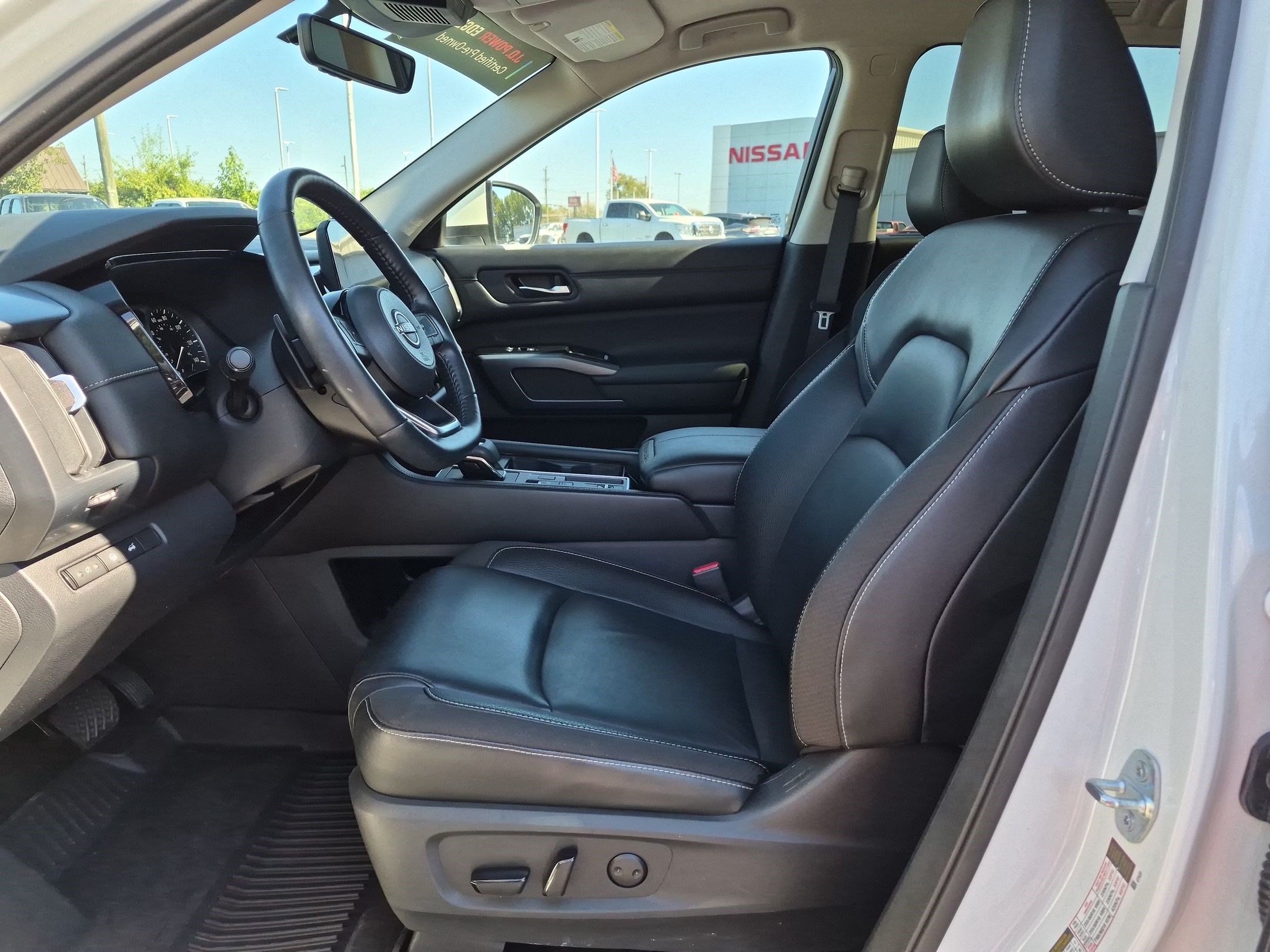 Used 2023 Nissan Pathfinder SL w/ Lighting Package (N92) FWD image 15