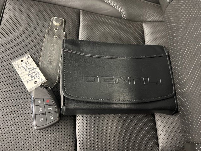 Used 2021 GMC Yukon XL Denali w/ Denali Premium Package image 33